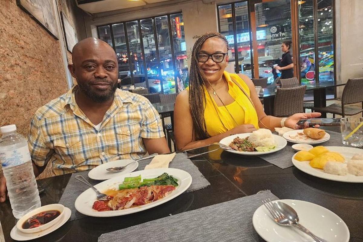 um homem e uma mulher sentados à mesa com pratos de comida