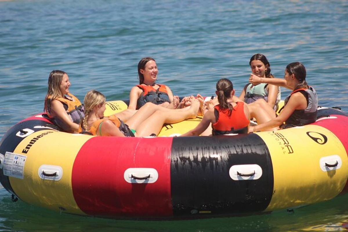 Un grupo de mujeres sentadas en una balsa en el agua.