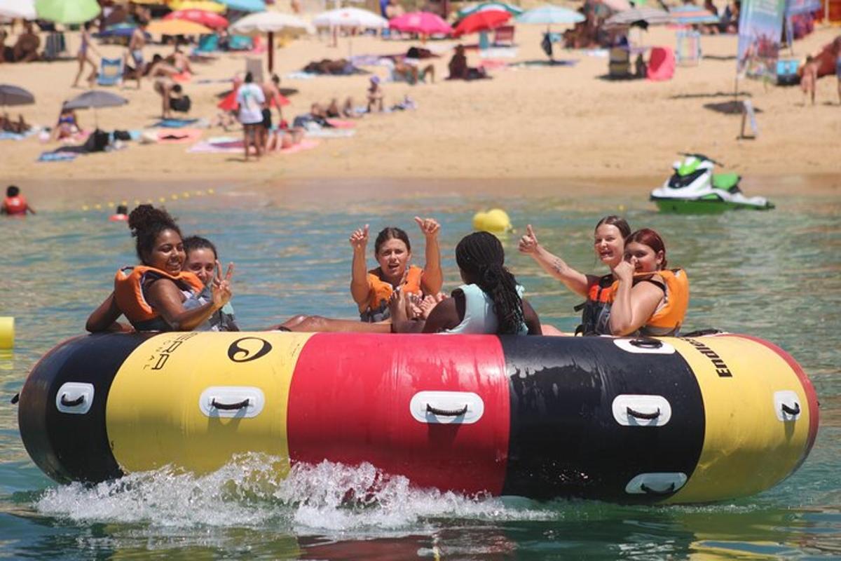Un grupo de chicas viajando en una balsa flotante en el agua.