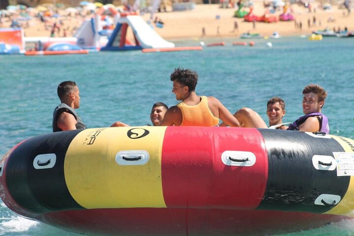 Un grupo de personas sentadas en una balsa flotante en el agua.