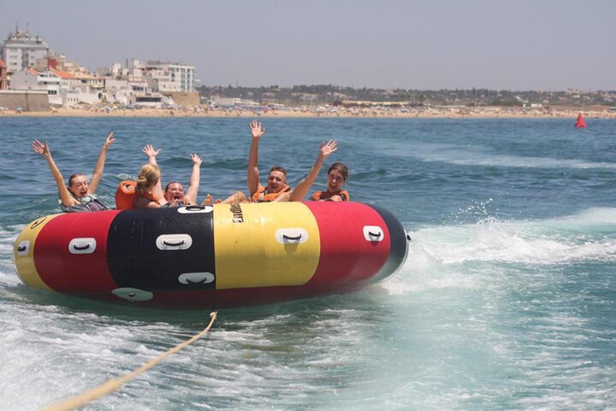 Un grupo de personas viajando en un bote inflable en el agua.