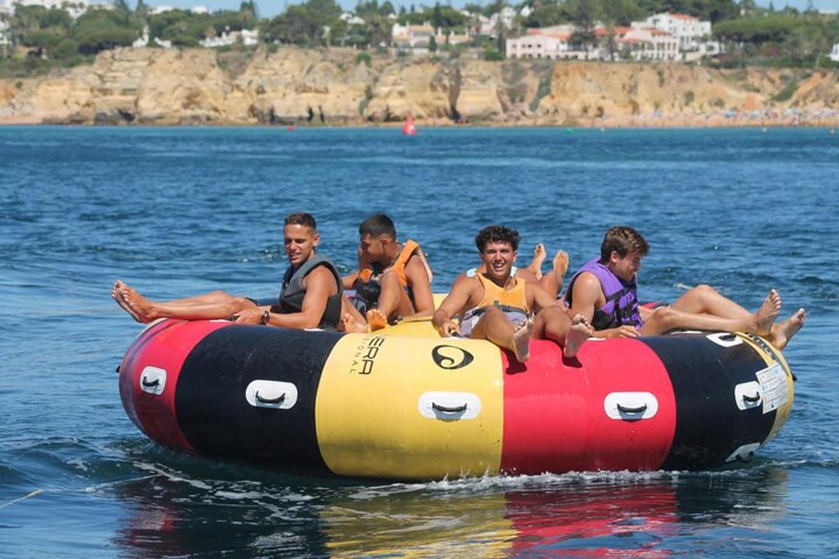 Un grupo de hombres sentados en una balsa flotante en el agua.
