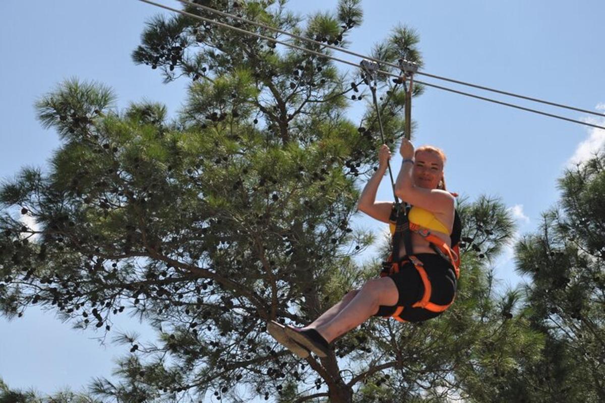 muž na zip line ve stromě