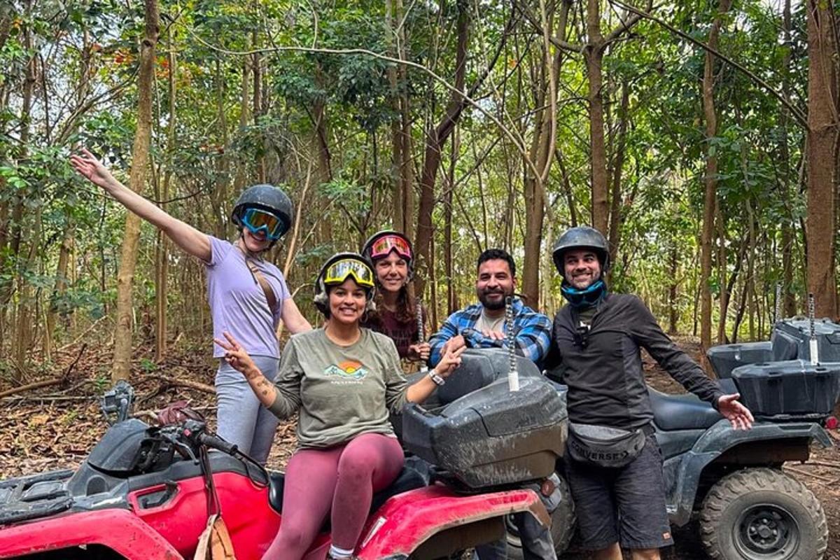 un gruppo di persone in posa per una foto nel bosco