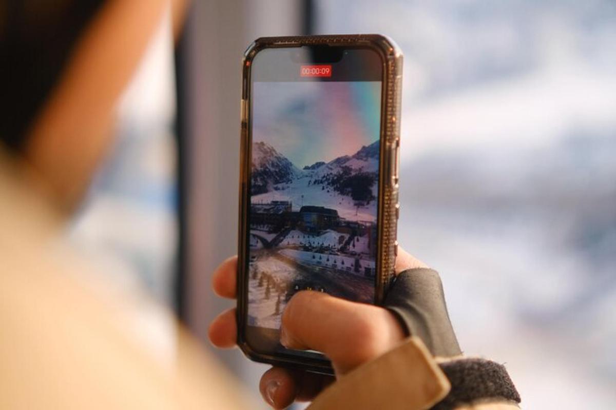 Una persona sosteniendo un teléfono celular con una foto.