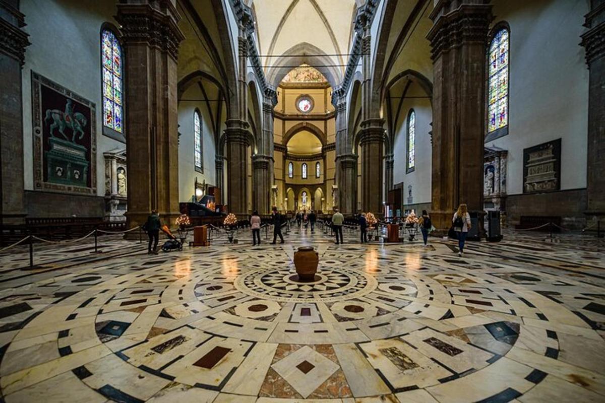 uma grande igreja com um relógio no meio do chão