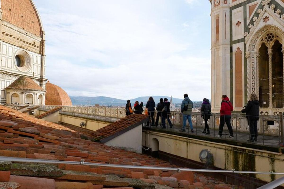 um grupo de pessoas em pé na borda de um edifício