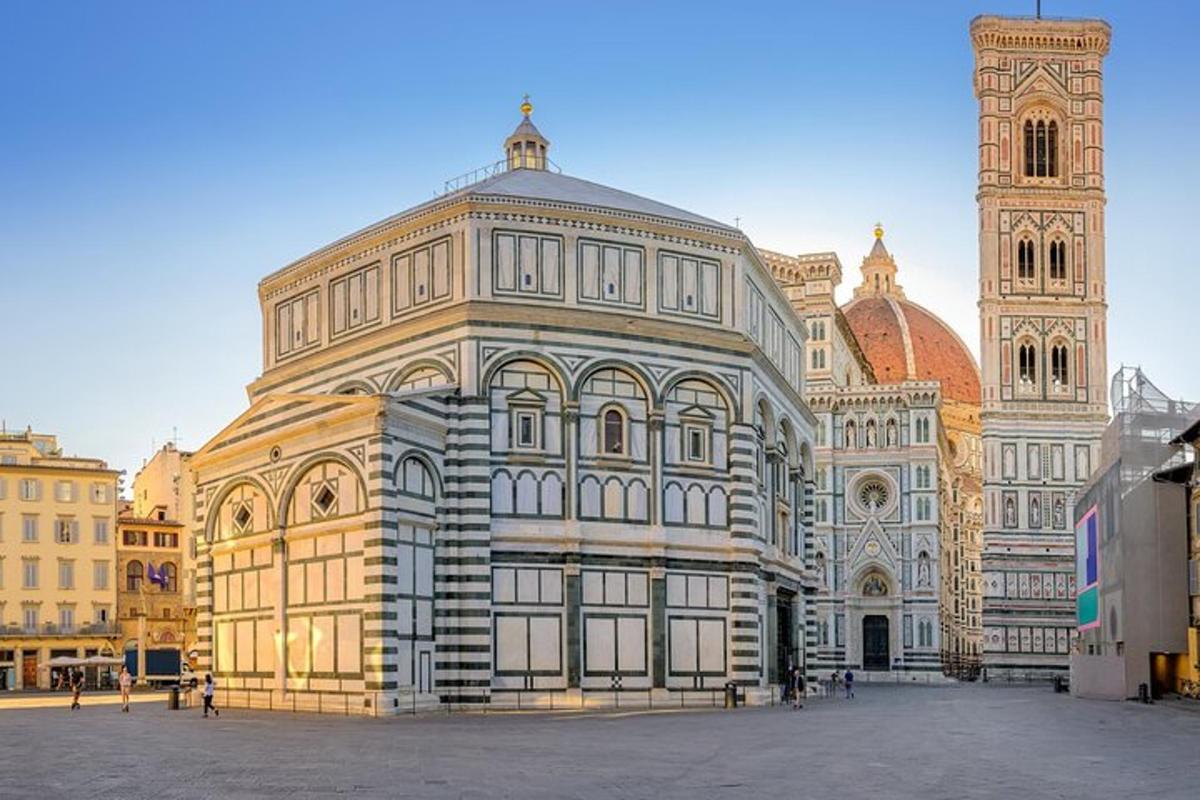egy nagy épület toronnyal és templommal