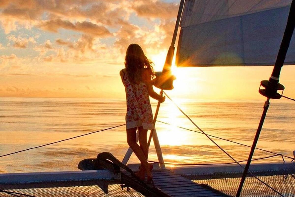 uma mulher está de pé no convés de um barco