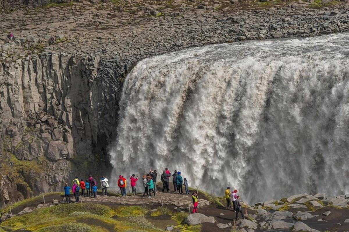 un grup de persones dempeus davant d'una cascada