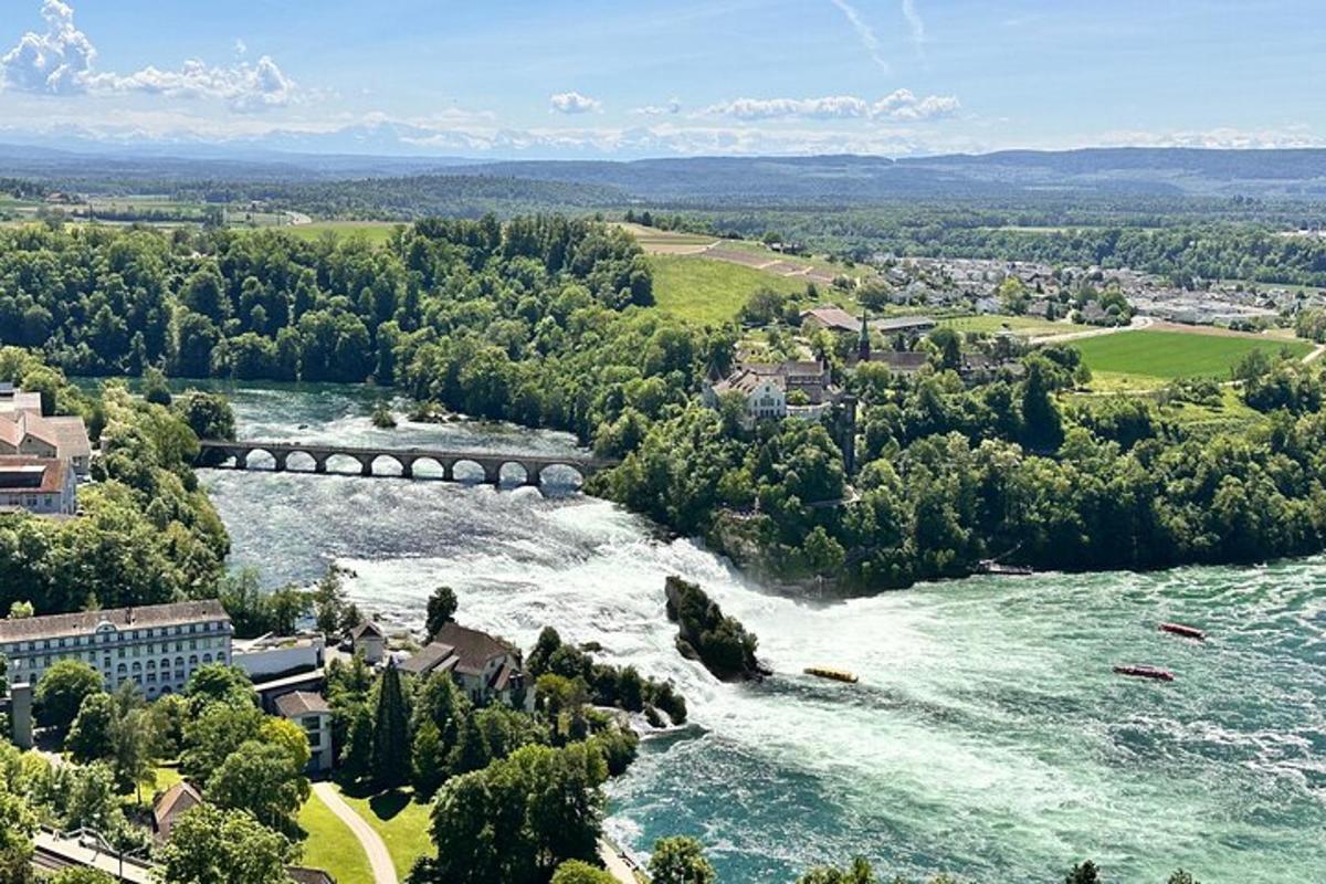 eine Luftaufnahme eines Flusses mit einer Brücke