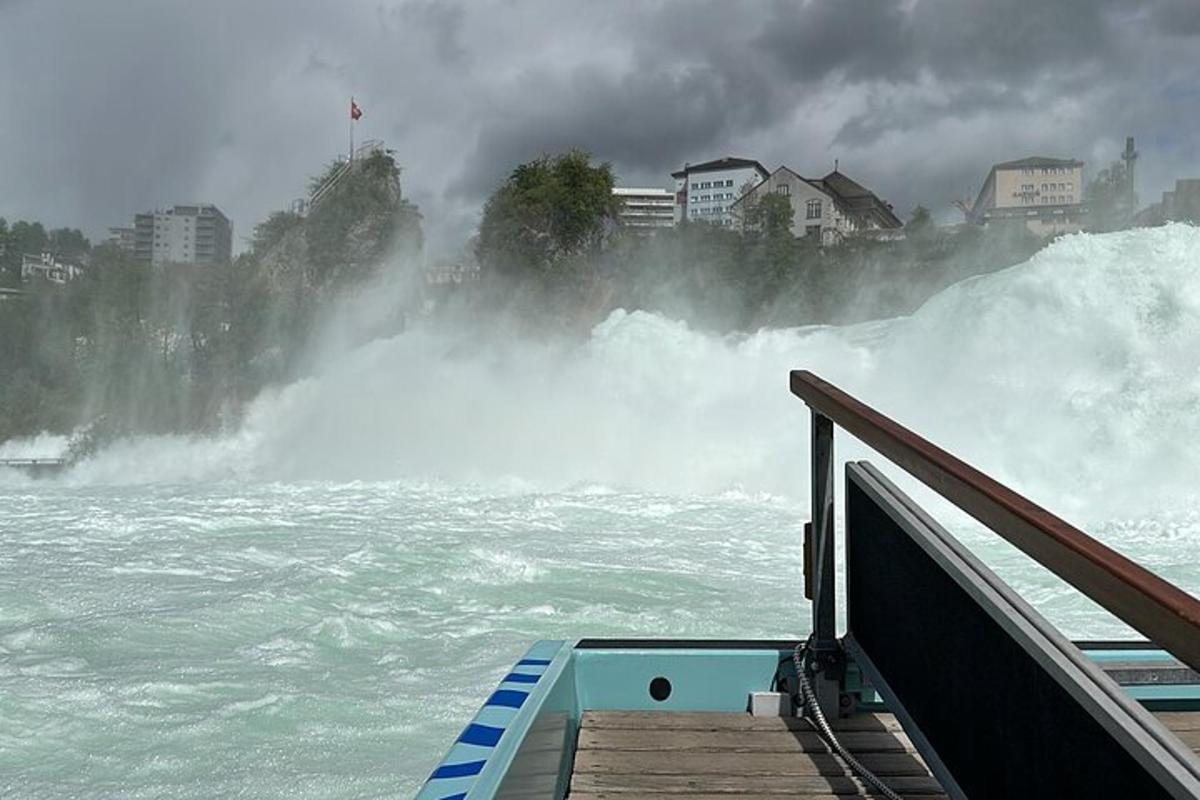 ein Boot in einem Gewässer mit Wellen