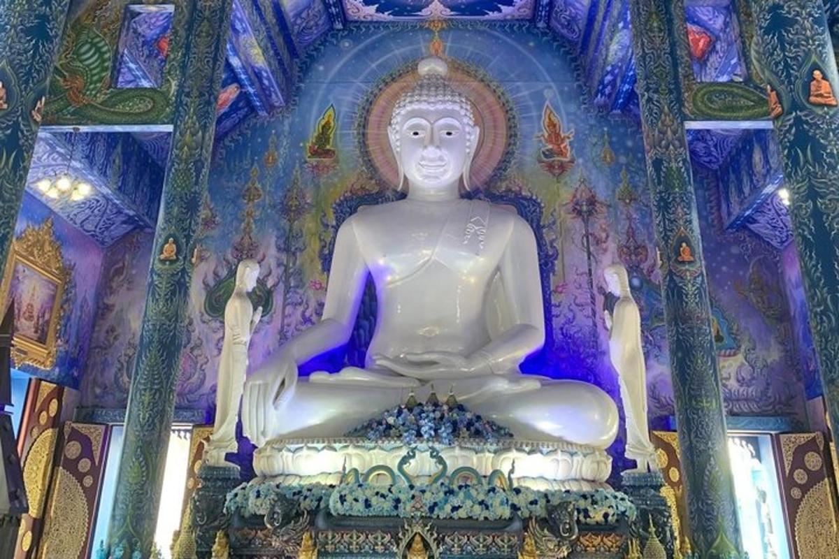 o statuie mare a unui Buddha într-un templu