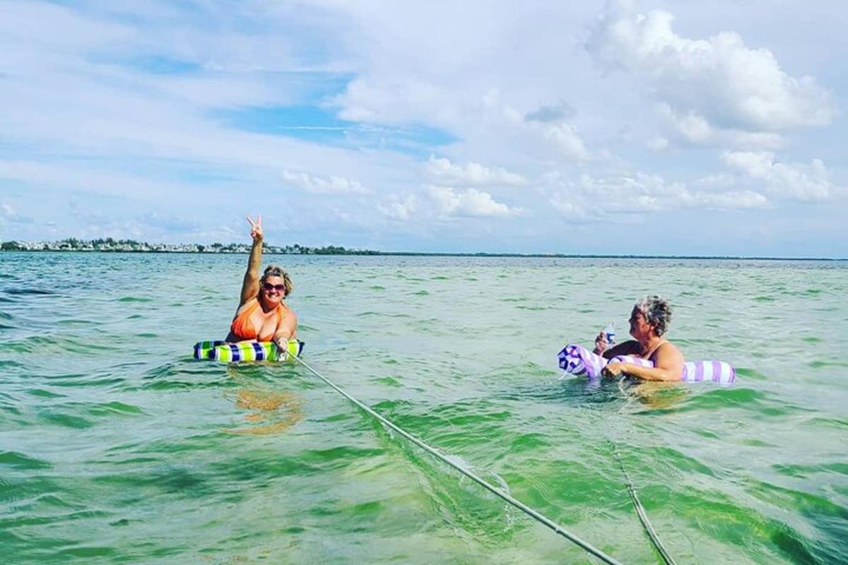 dva lidé na boogie boardech ve vodě