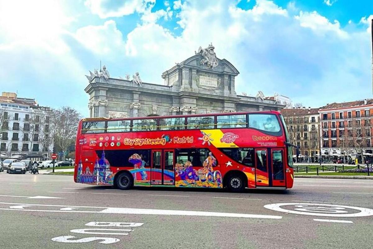 červený dvoupatrový autobus před budovou