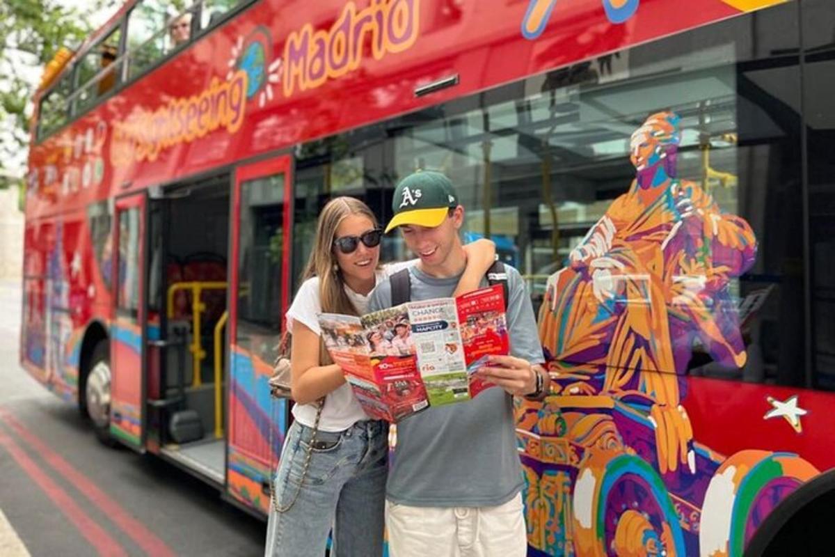 dva lidé se dívají na mapu před autobusem