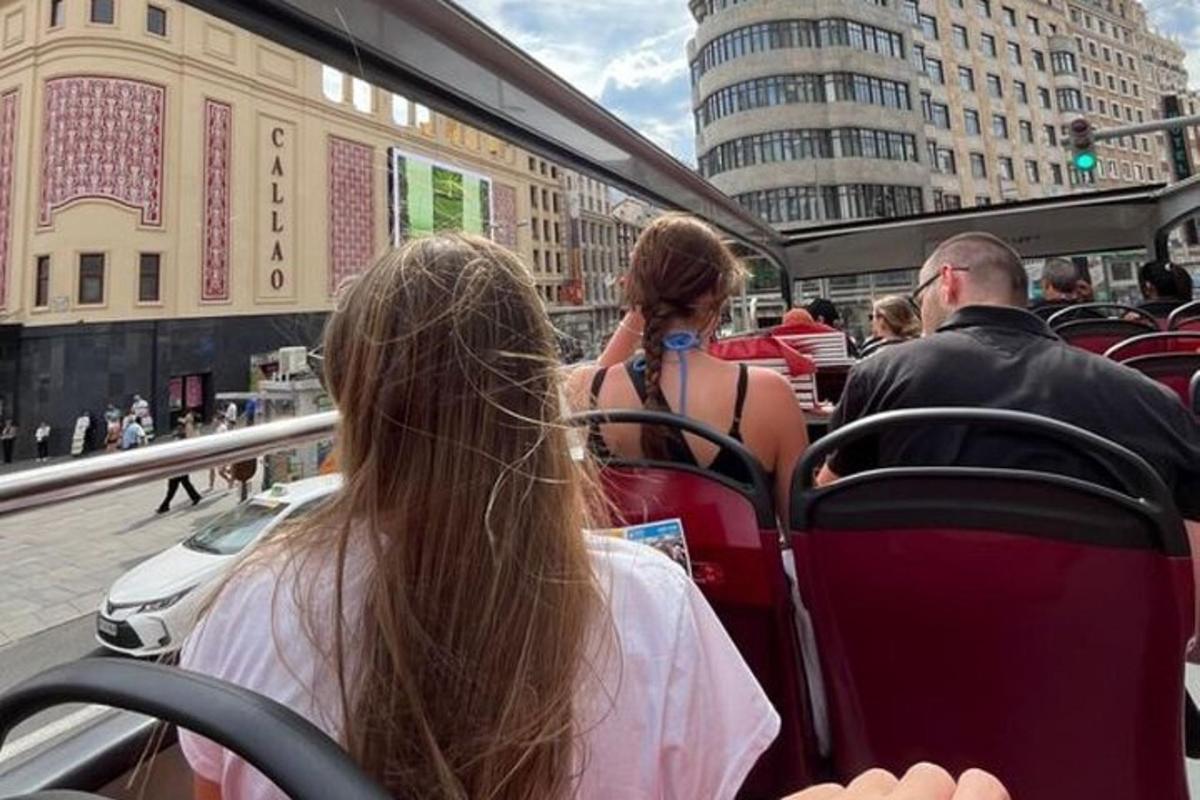 skupina lidí jedoucích v autobuse