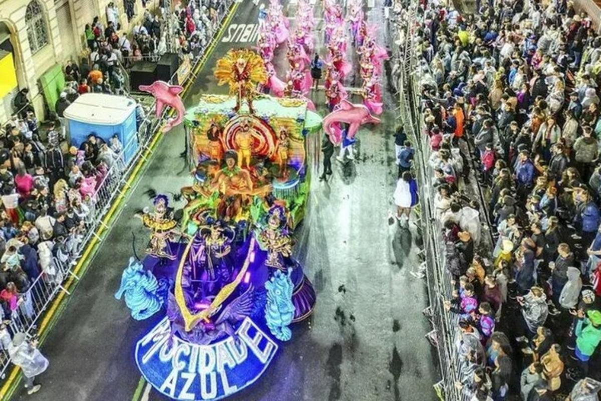dav lidí sledujících karneval s atrakcí