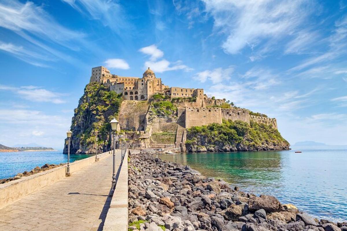 um castelo em uma ilha na água
