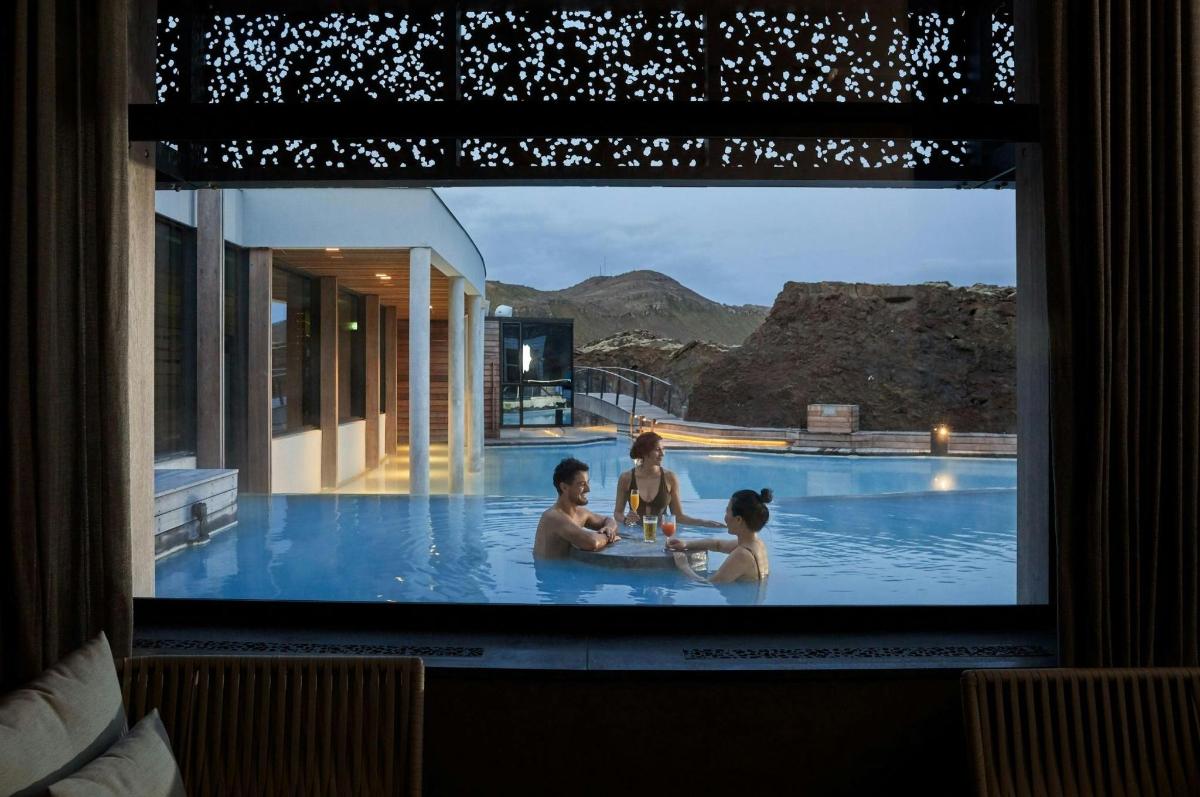 un grup de tres persones en una piscina