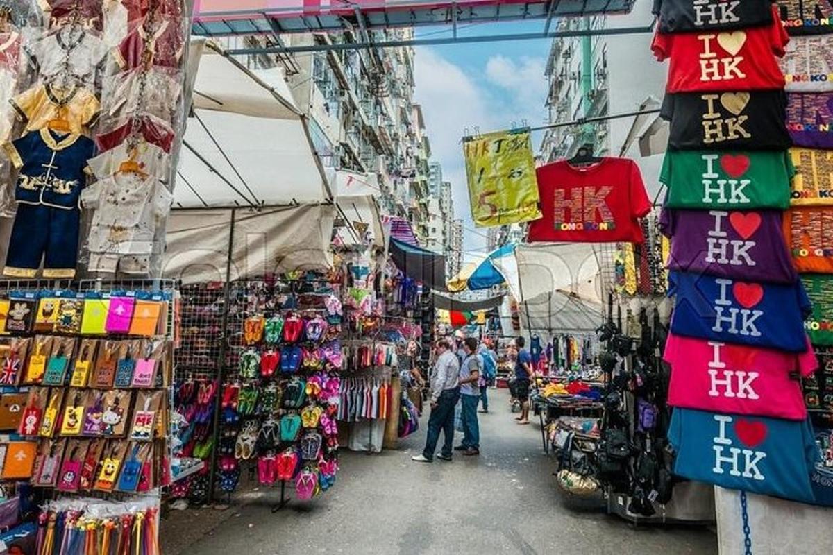un mercato con un mucchio di magliette e altra merce