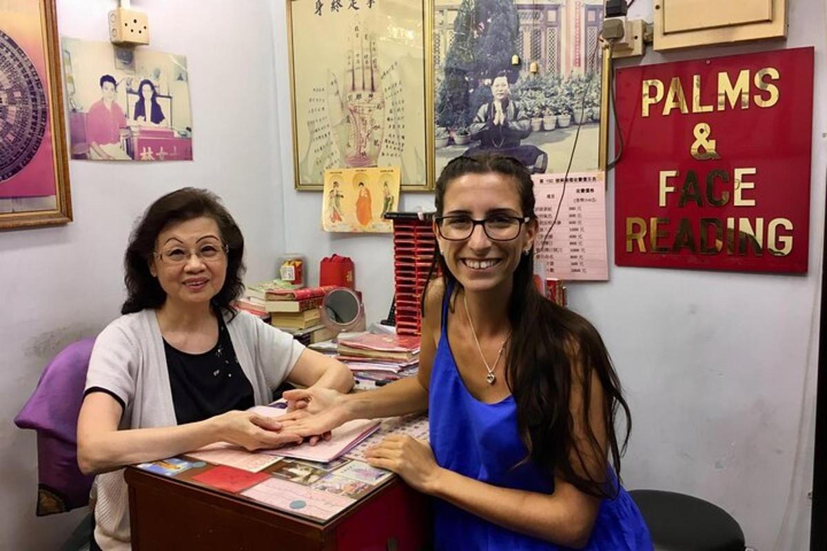 Dos mujeres de pie frente a un escritorio en una habitación.