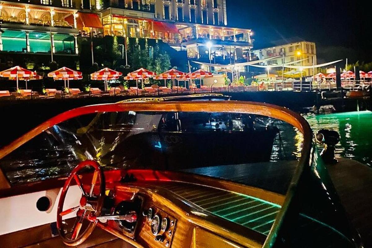 một chiếc thuyền trên mặt nước vào ban đêm có ô