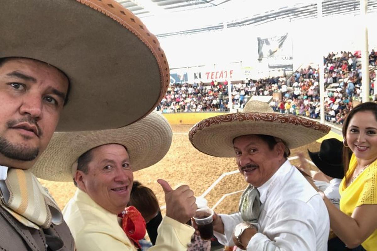 een groep mannen met Mexicaanse hoeden tijdens een honkbalwedstrijd