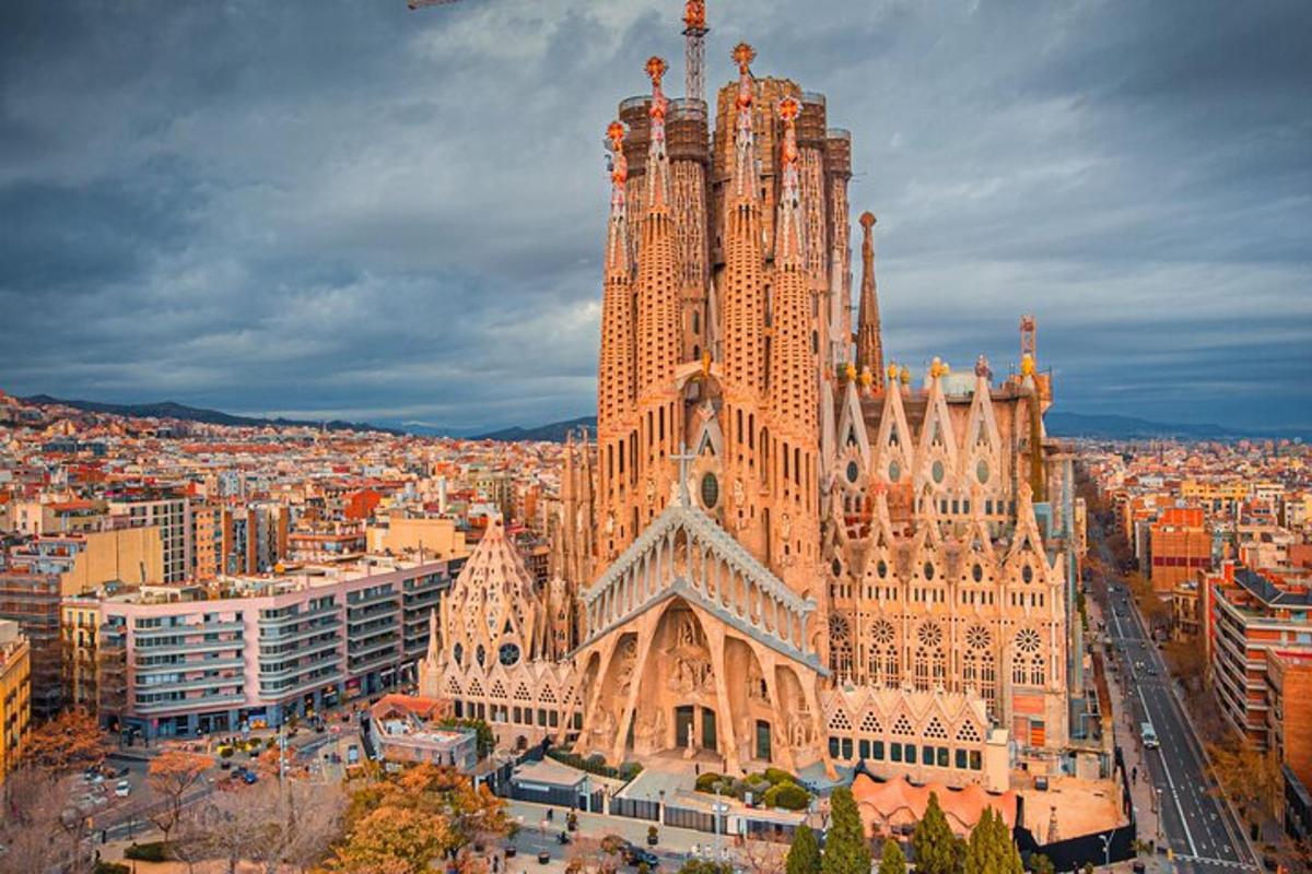 Un gran edificio con una torre en la cima de una ciudad.