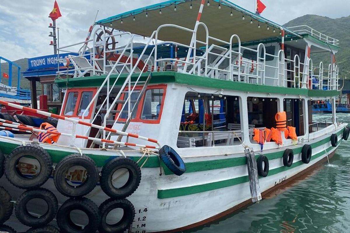 một chiếc thuyền có lốp trên mặt nước