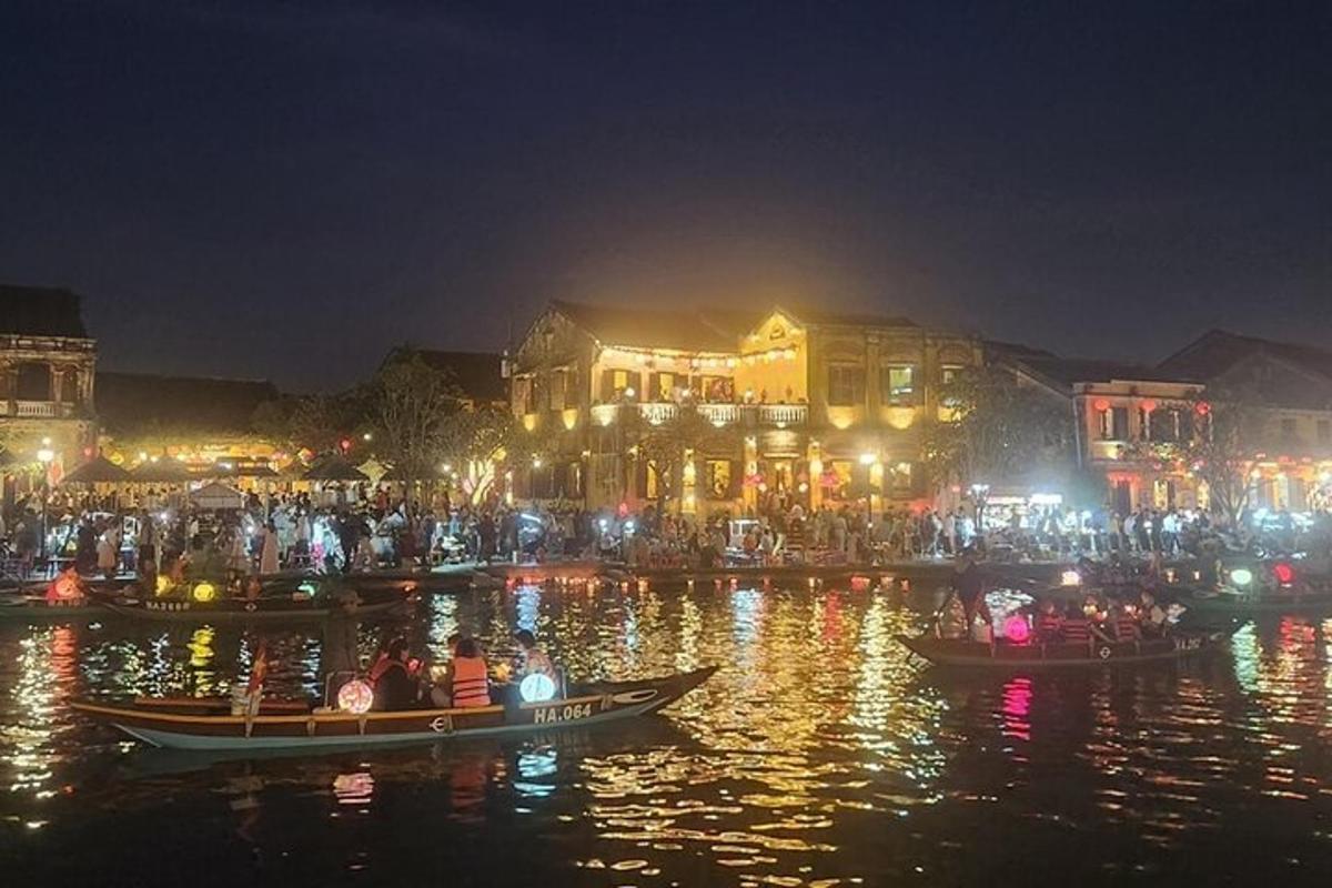 un gruppo di persone in barche sull'acqua di notte