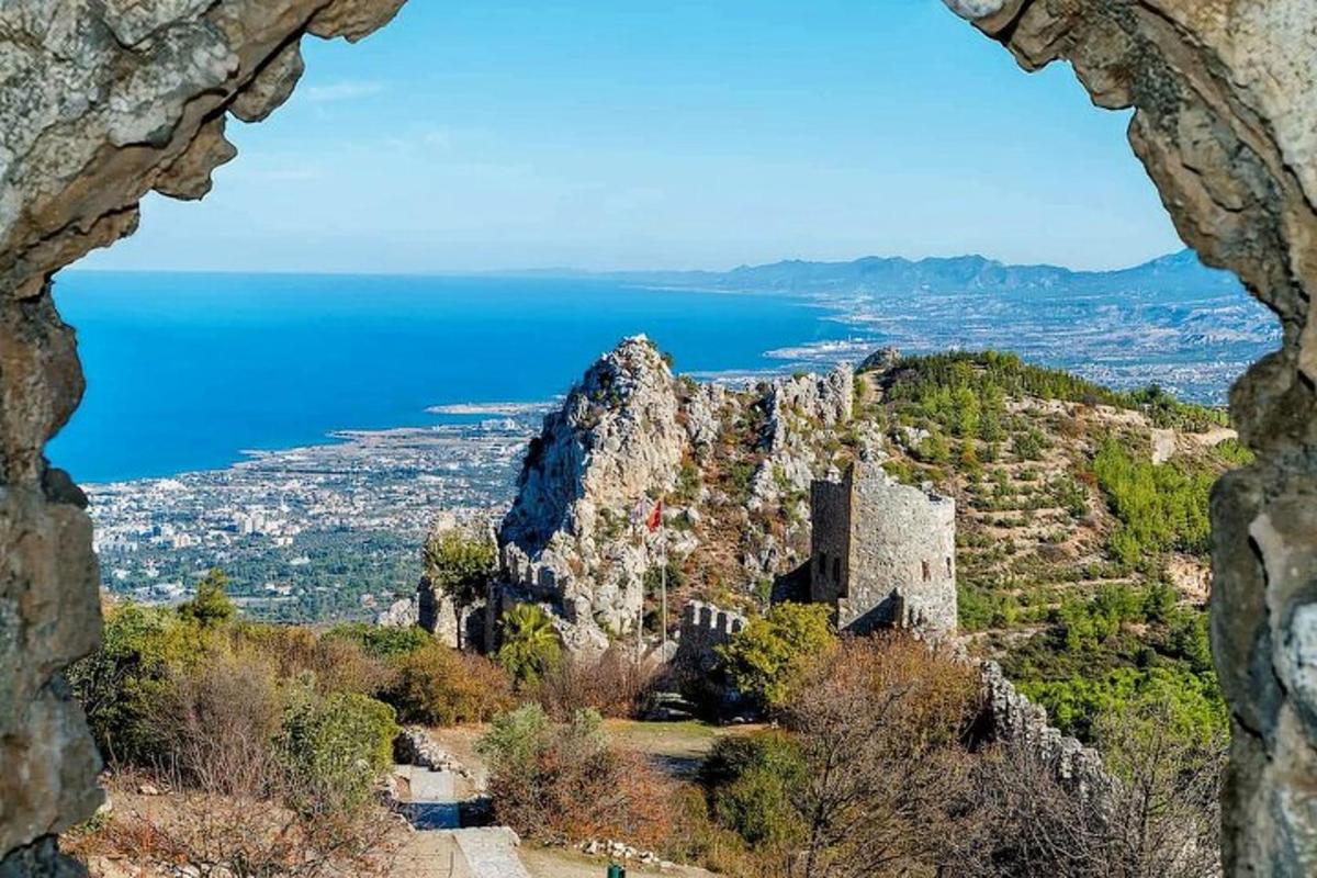 uma vista do oceano da janela de um castelo