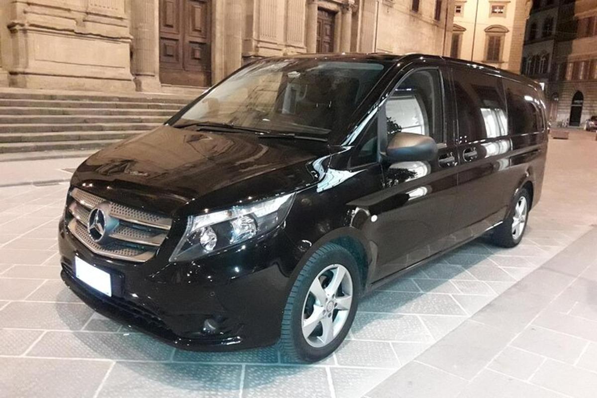 sebuah minivan hitam diletakkan di hadapan sebuah bangunan