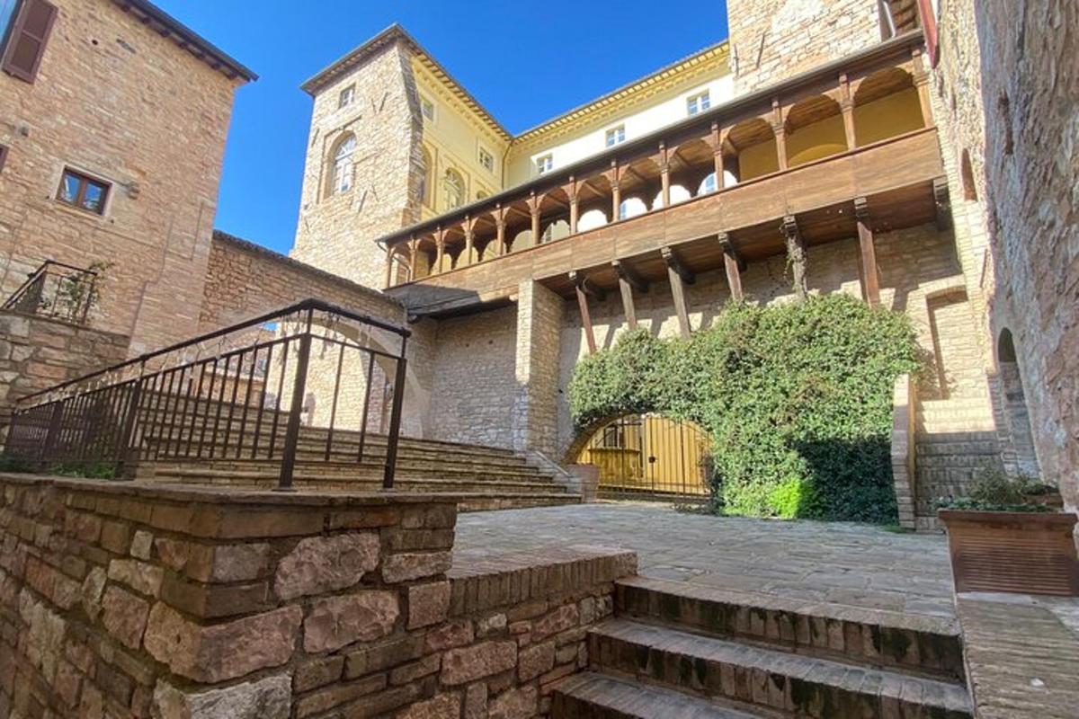 Un edificio con escaleras y un edificio con una torre de reloj.