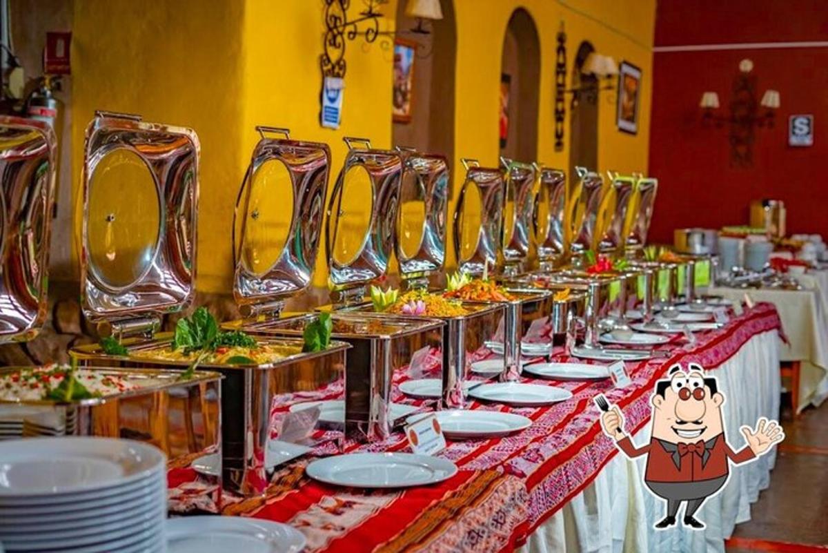dlouhý stůl s talíři a sklenicemi