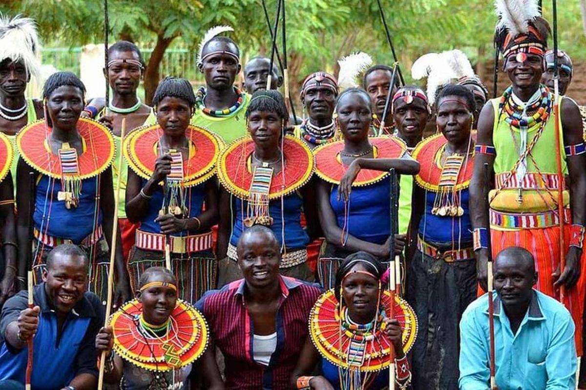 un gruppo di persone che posano per una foto