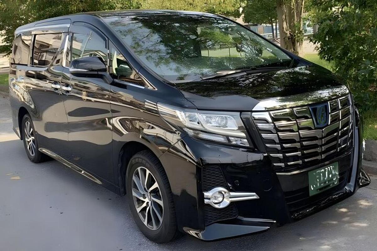 une camionnette noire garée sur un parking