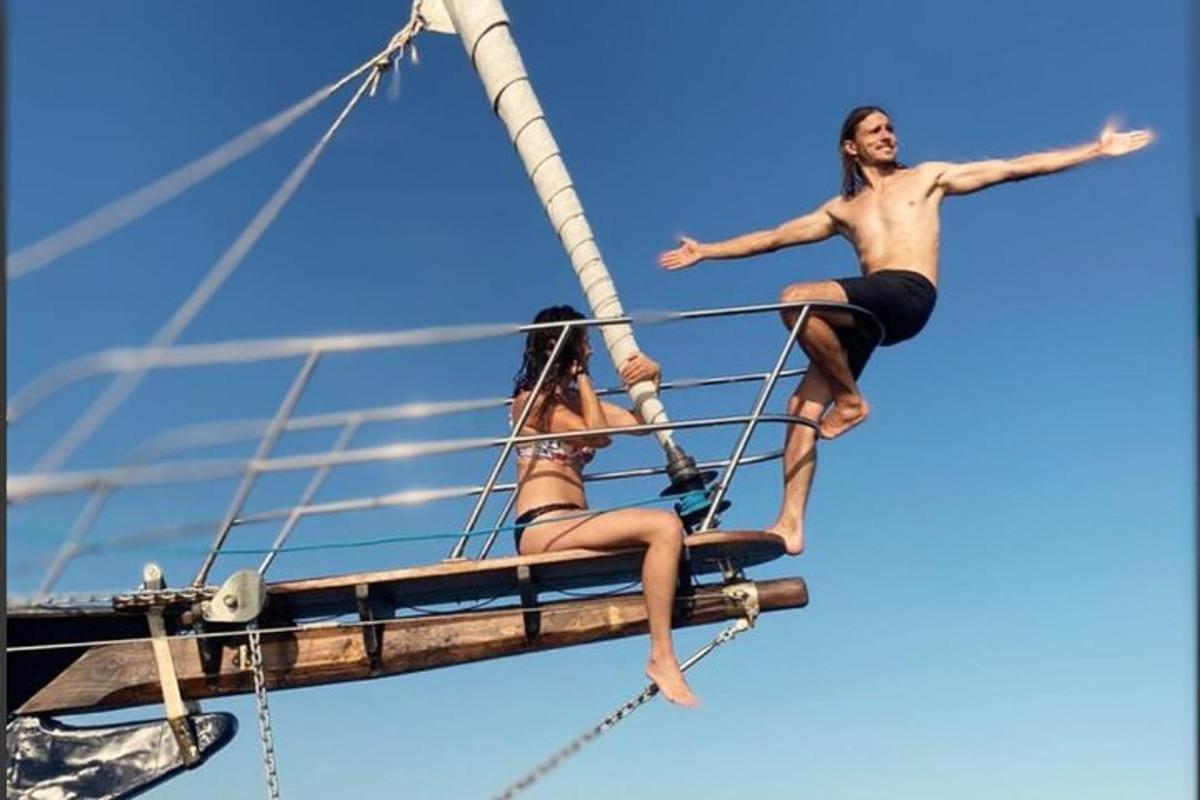 ένας άντρας και μια γυναίκα πηδούν σε μια βάρκα