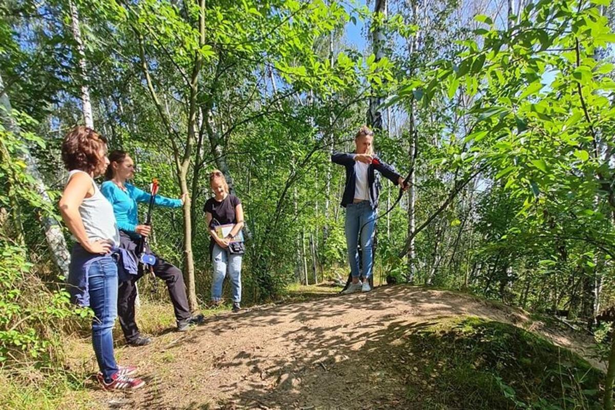 un groupe de personnes debout sur un sentier dans les bois