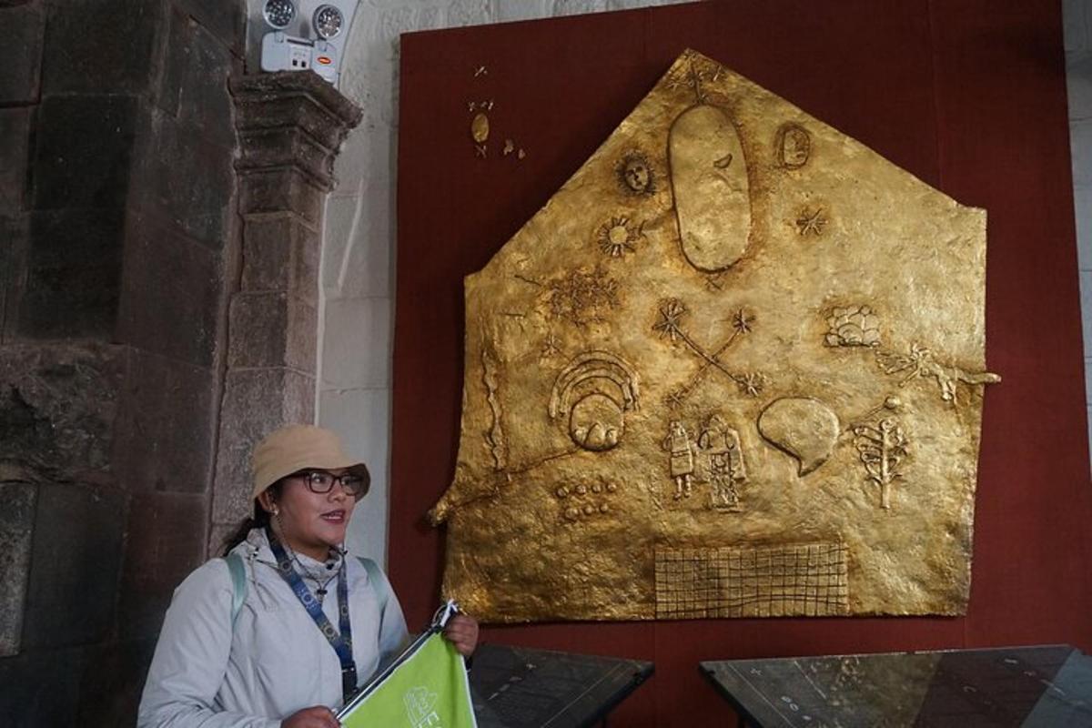 un uomo in piedi davanti a un manufatto d'oro