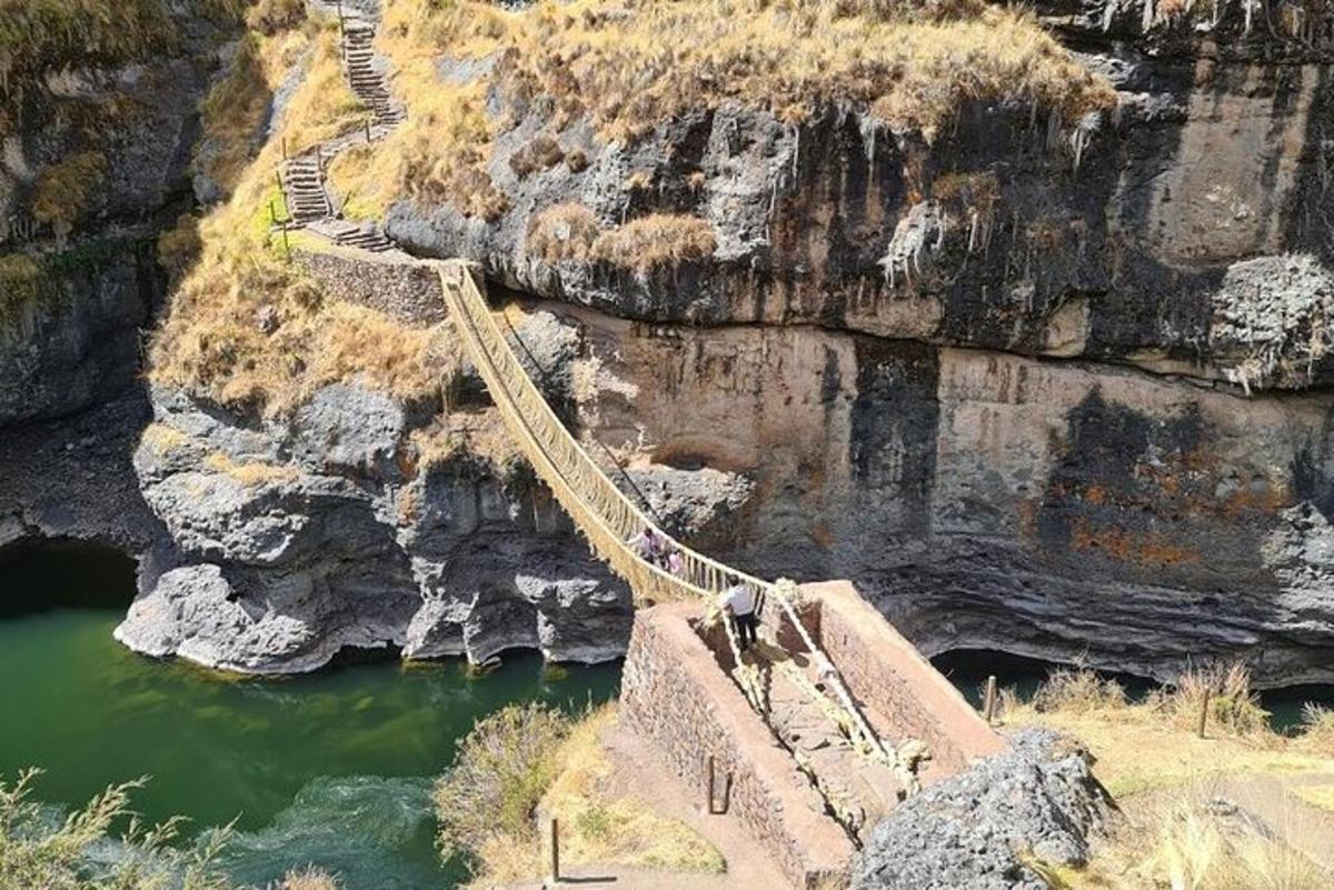 jambatan gantung di atas sungai di tebing