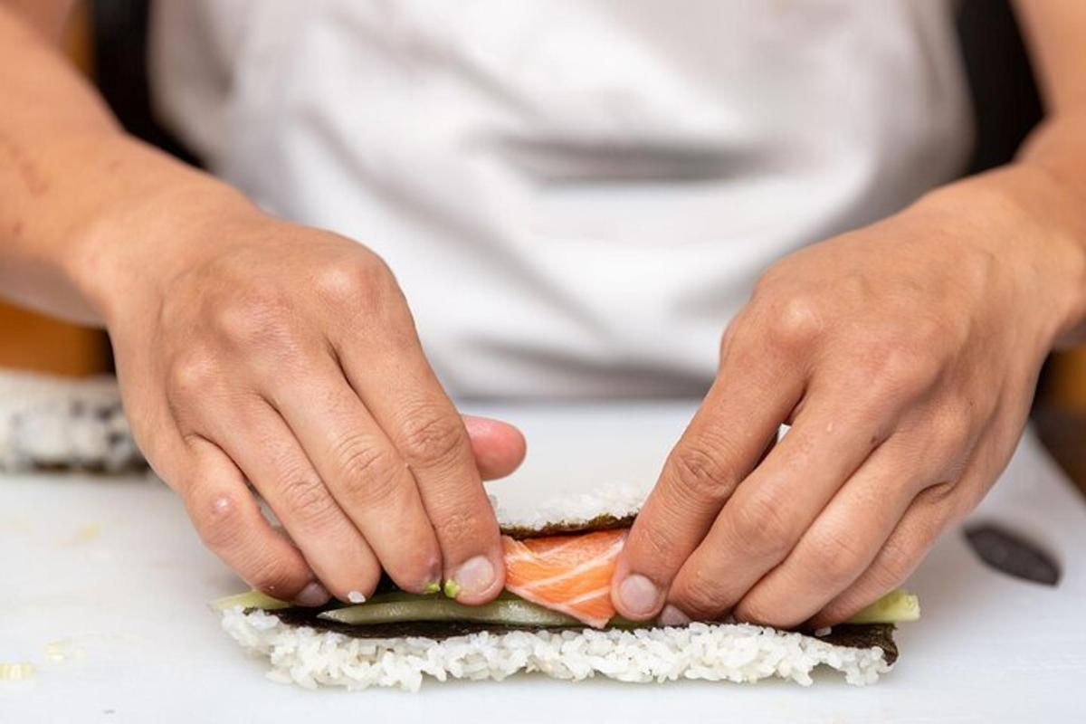 uma pessoa cortando uma cenoura em um sanduíche