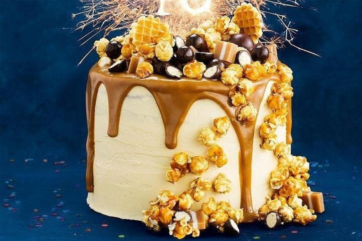 egy csokoládétorta mogyoróval a tetején