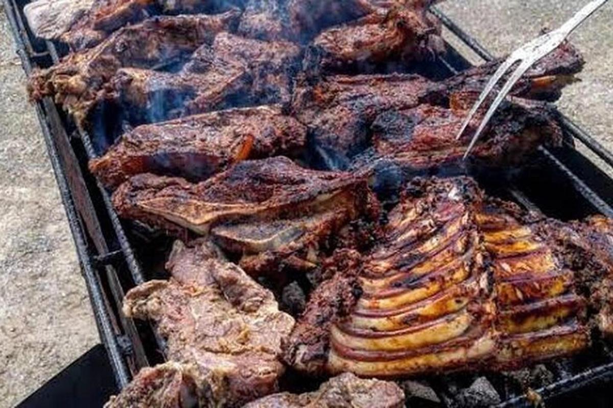 hromada žeber a dalšího masa na grilu