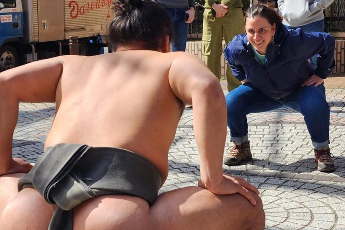 muž v plavkách sedí na ulici se ženou