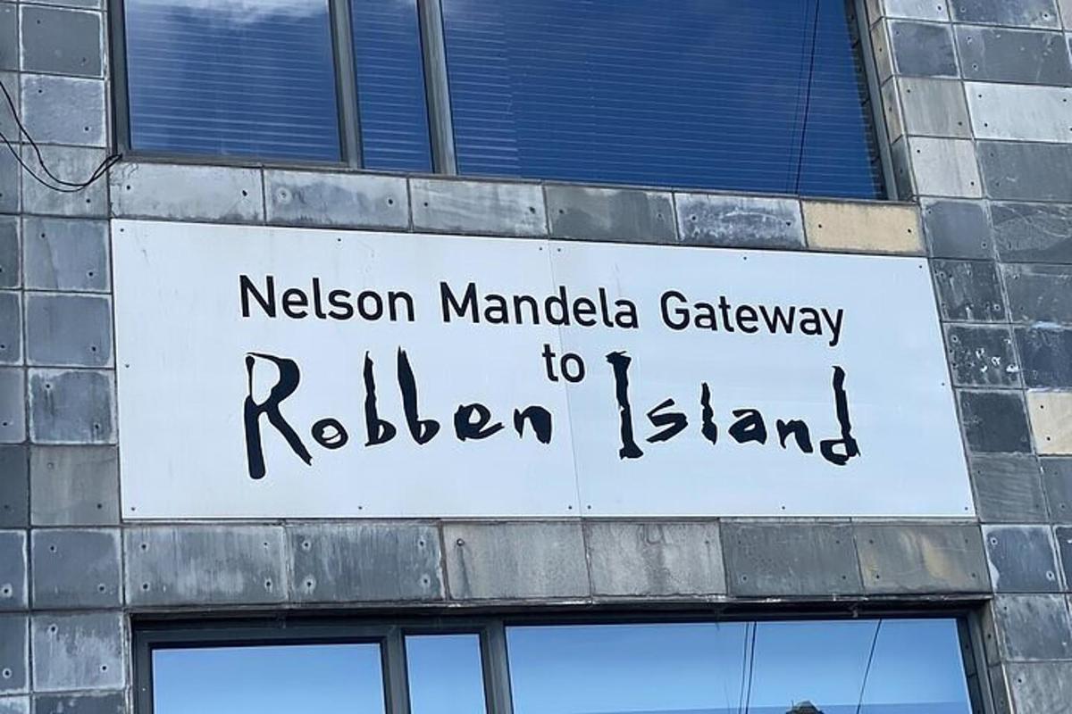 cedule na budově s nápisem „Galerie Nelsona Mandely“ na Railway Island