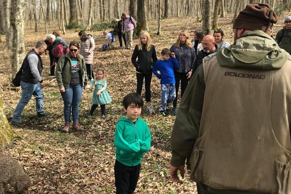 skupina ľudí kráčajúcich v lese