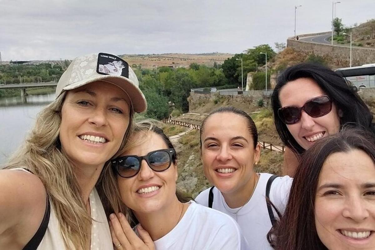 un gruppo di donne posa per una foto