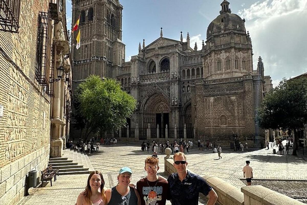 un gruppo di persone in piedi davanti a una cattedrale