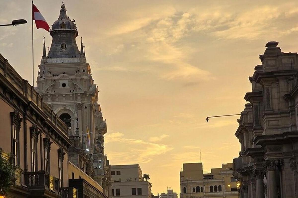 un edificio alto con una bandiera in cima
